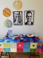 Muun  muassa presidenttiparimme. Kolme sukulaisnaista. Kuva Riikka Vuorinen